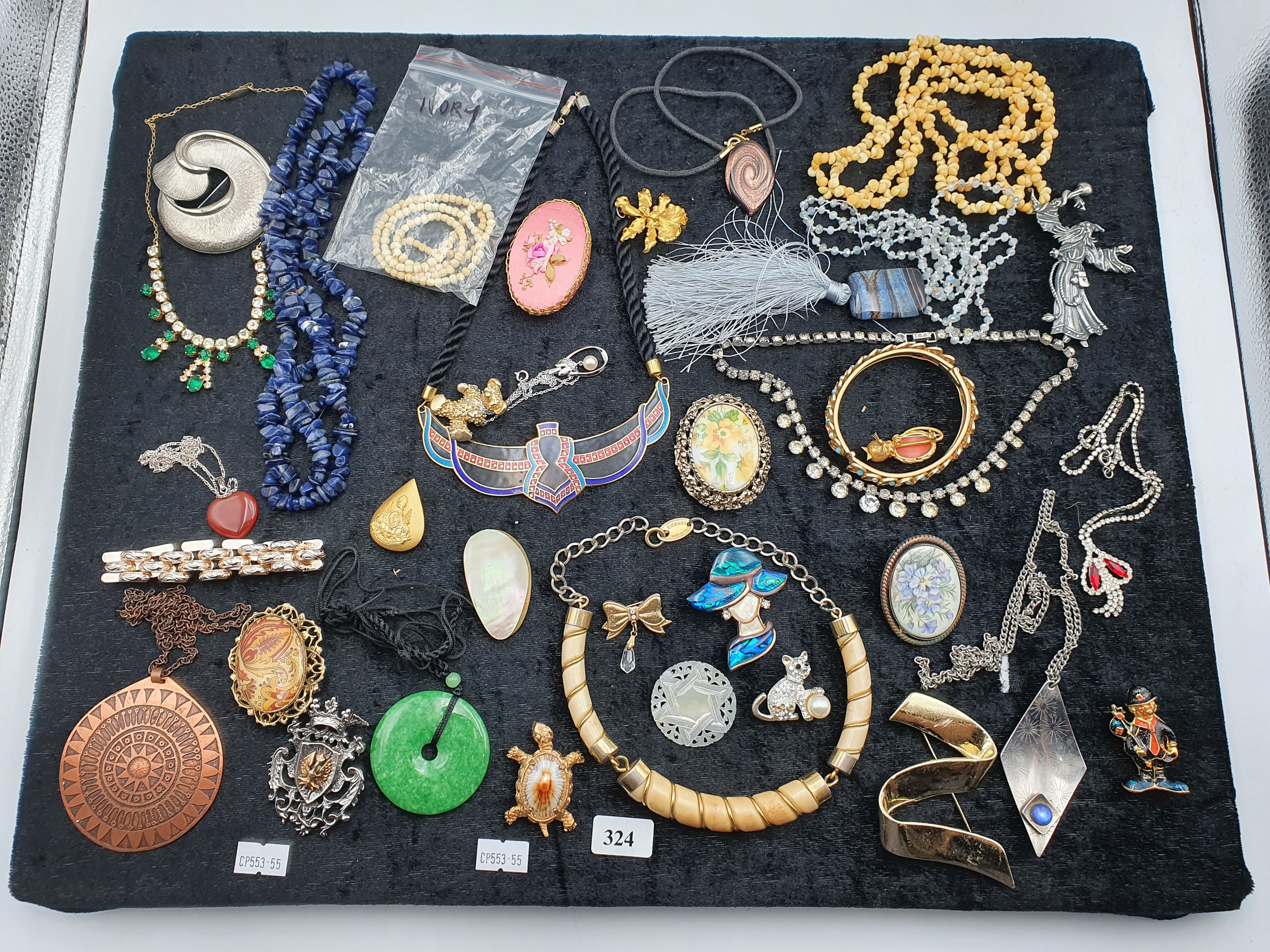 324 · A SELECTION OF VINTAGE AND OTHER JEWELLERY ITEMS