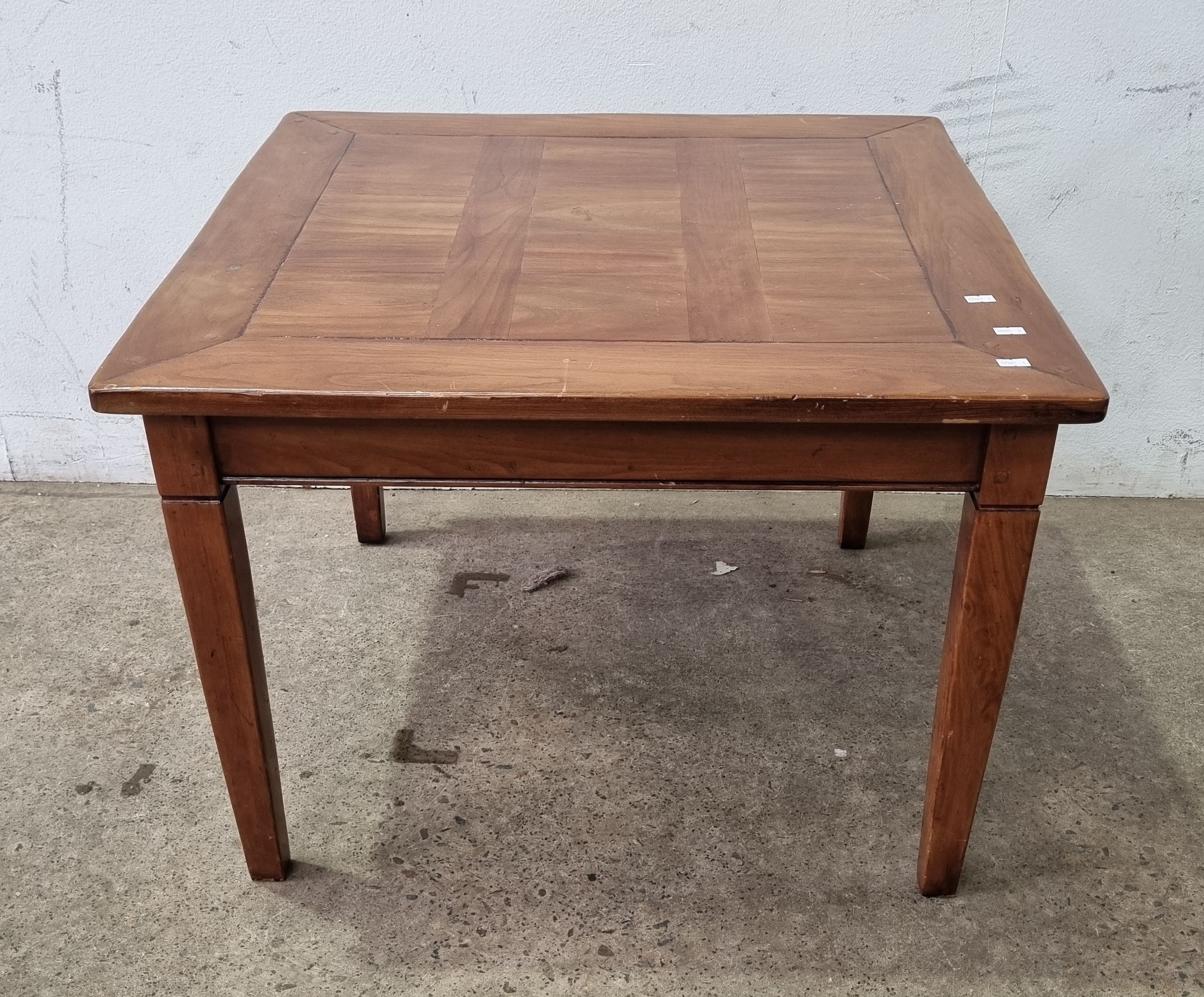 2245 · A SQUARE COFFEE TABLE