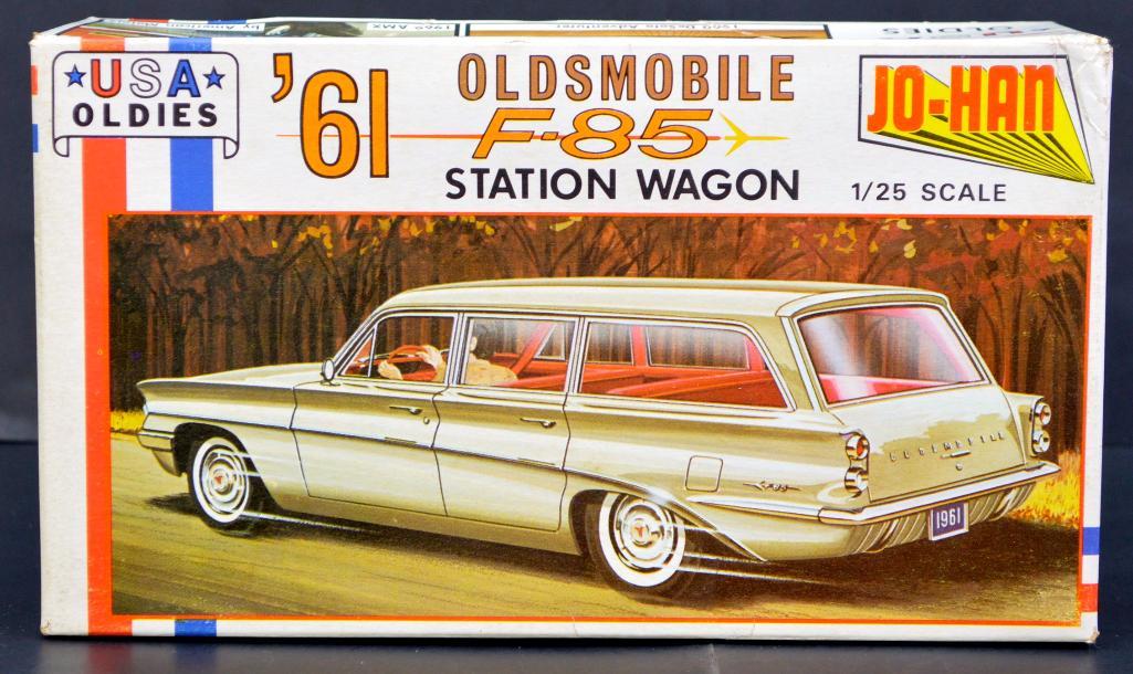 Unbuilt Jo-Han 1961 Oldsmobile F-85 station wagon 1/25 scale model 