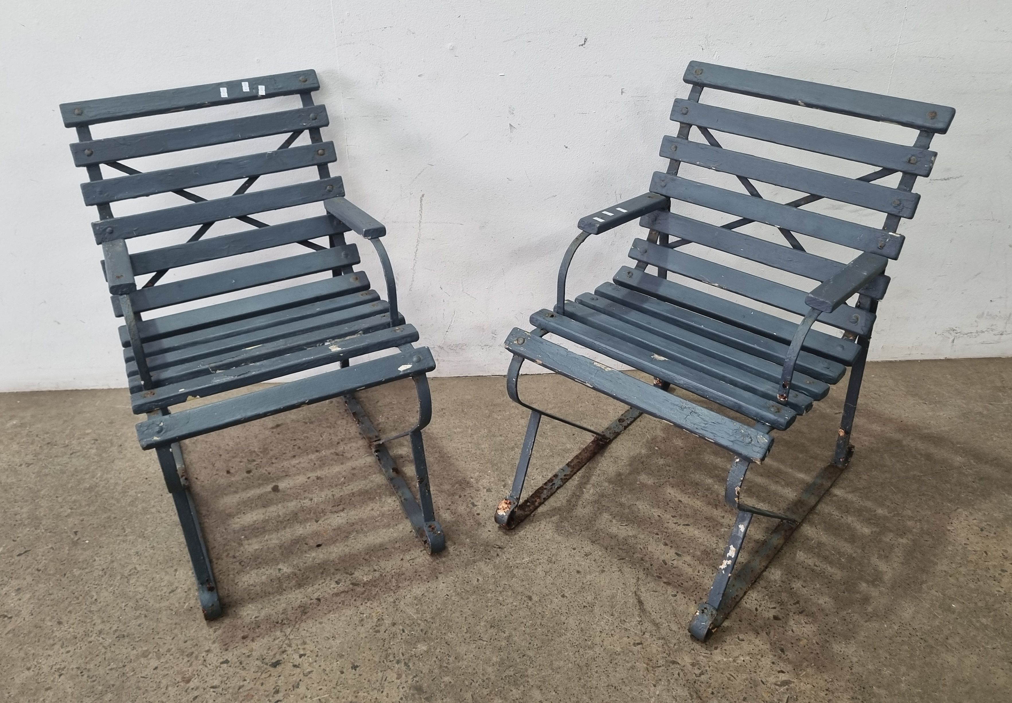 1095 · A PAIR OF OUTDOOR CHAIRS