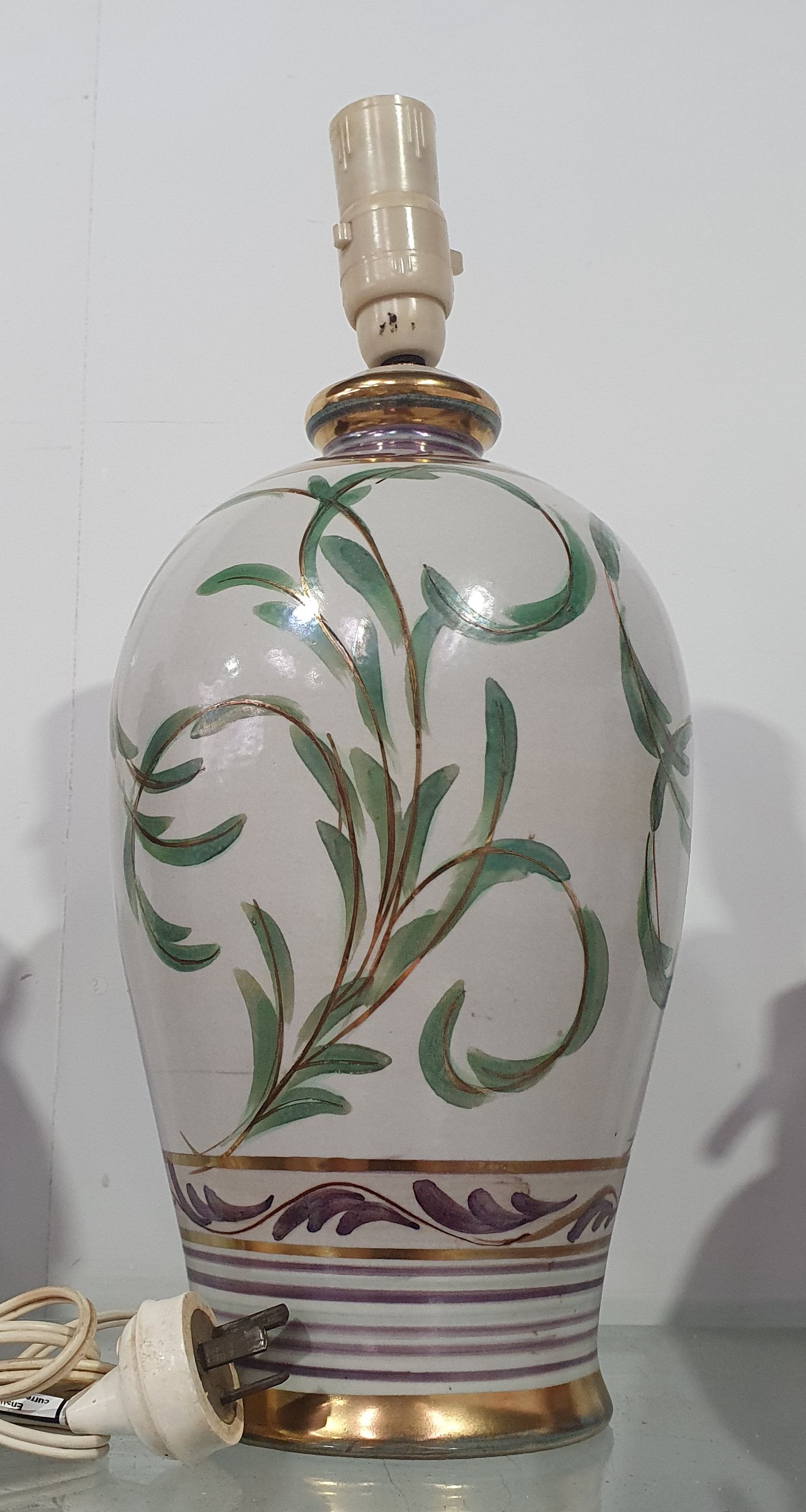 AN ENGLISH HAND-PAINTED CERAMIC TABLE LAMP