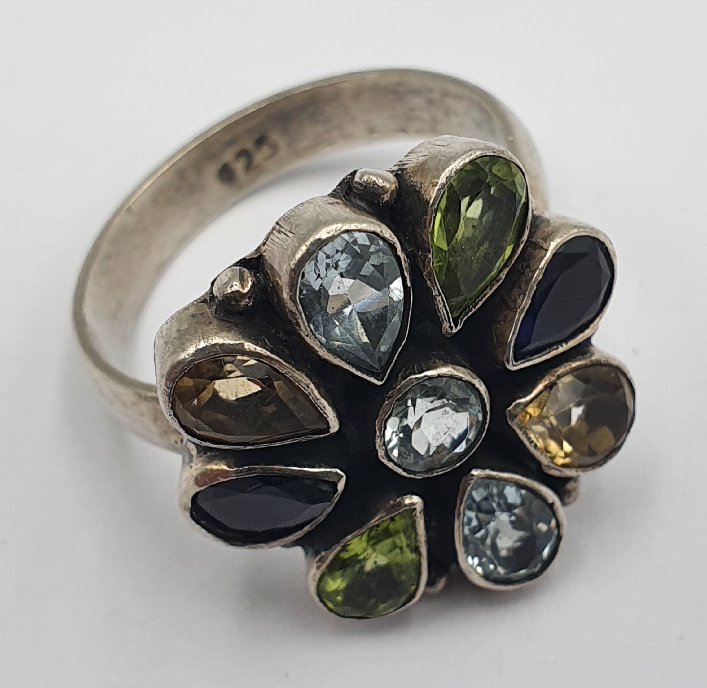 A SILVER GEM SET RING