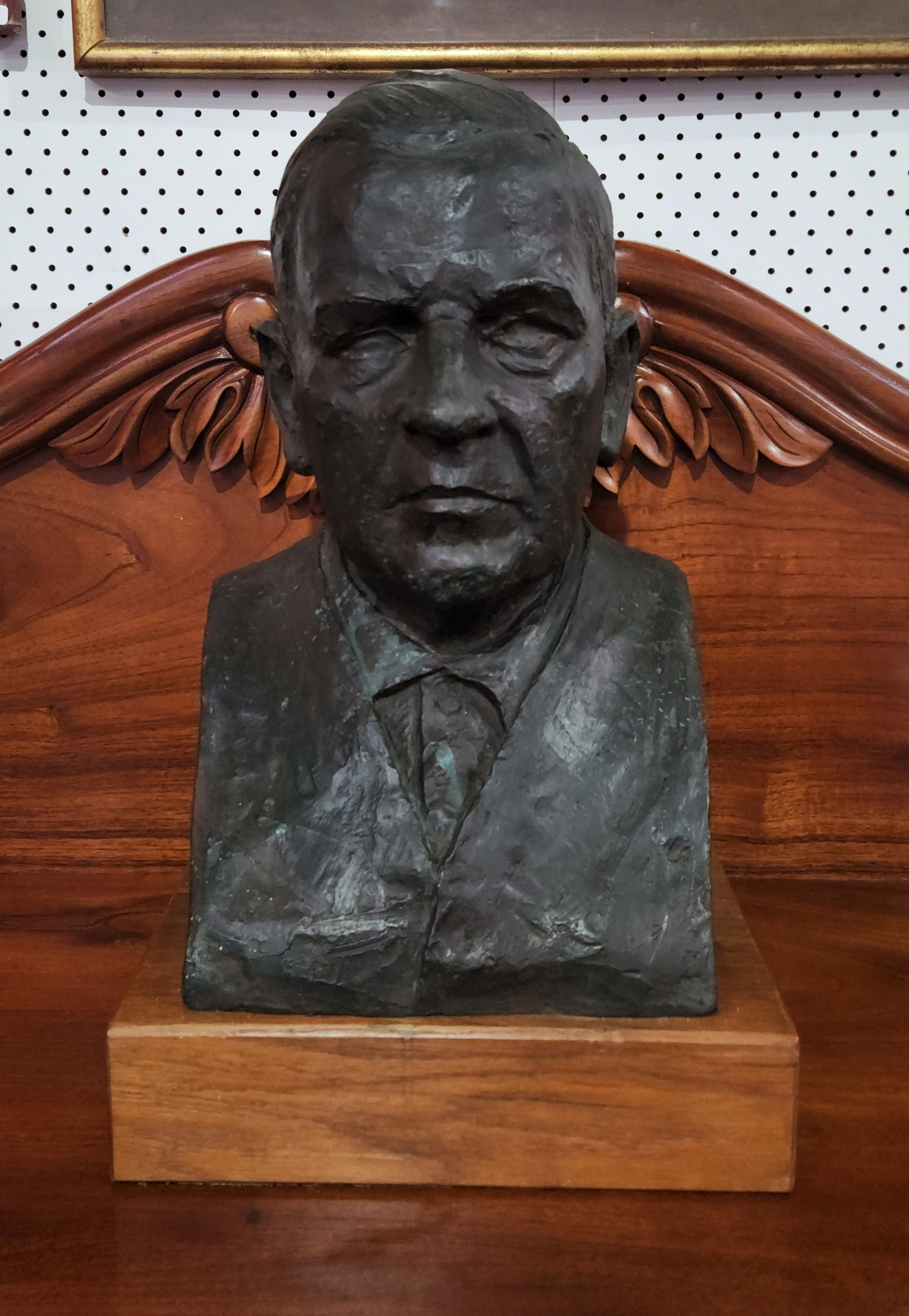 681 · A BRONZE BUST OF A GENTLEMAN