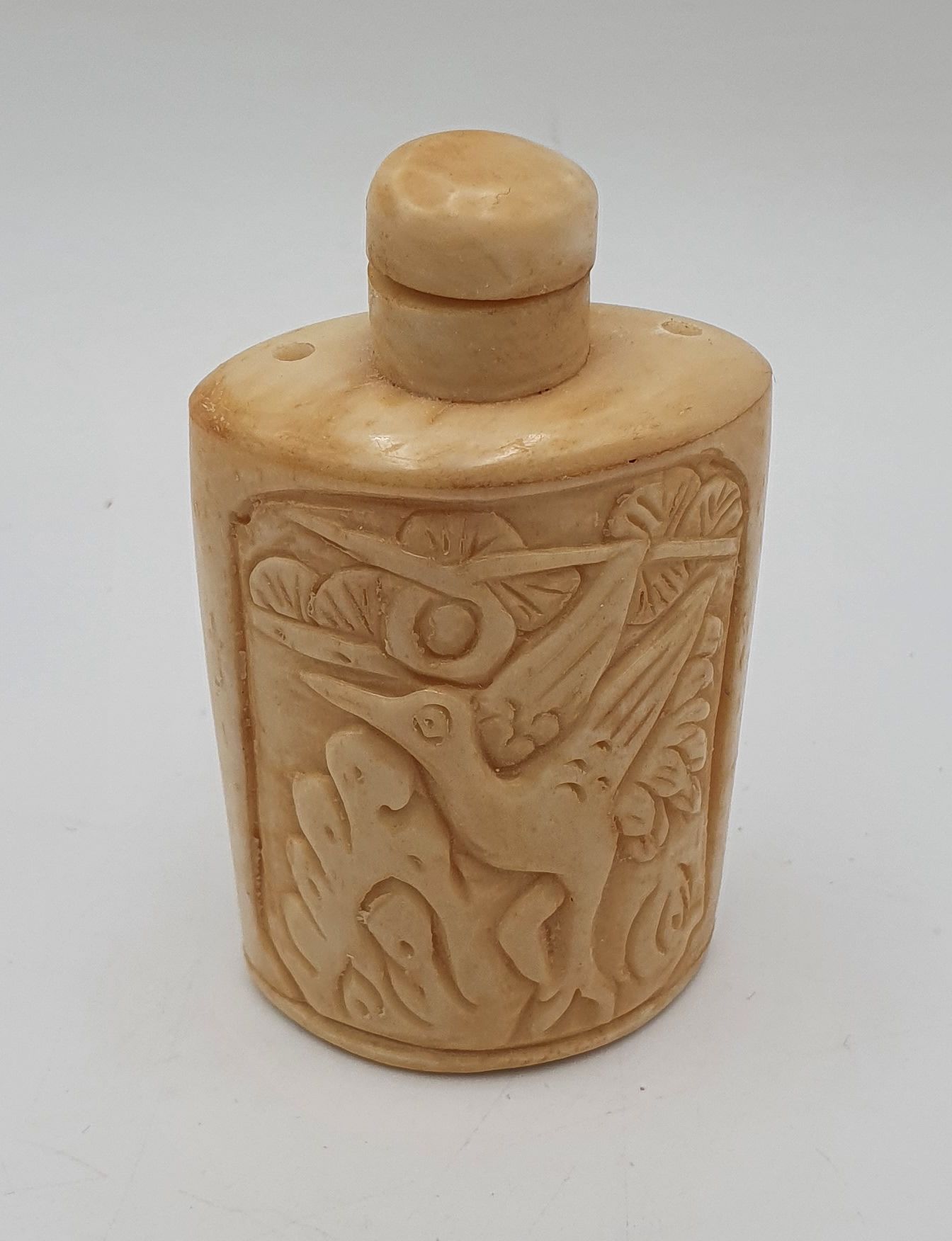 522 · A CARVED SNUFF BOTTLE NETSUKE