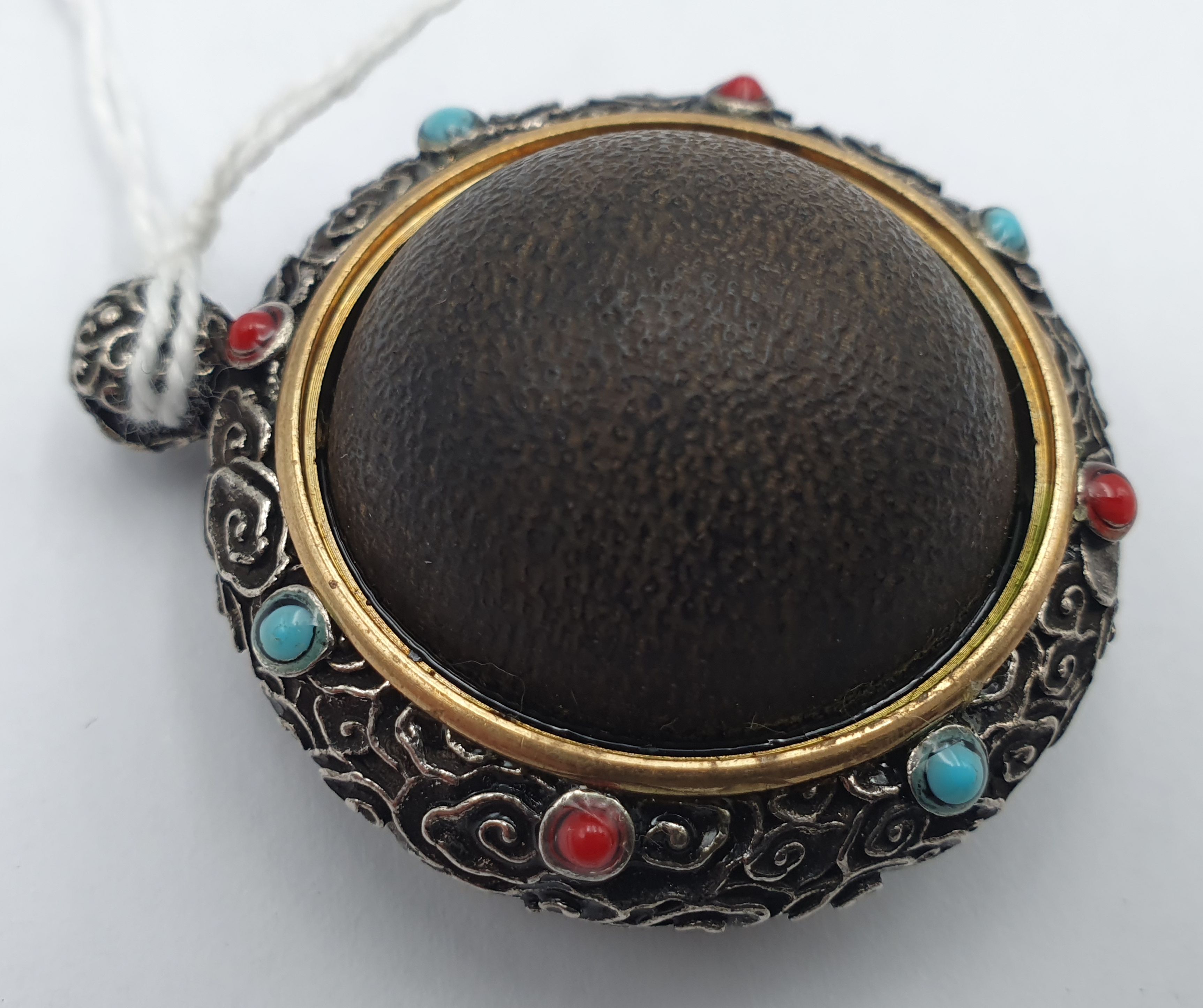 359 · A TIBETAN STONE SET PENDANT