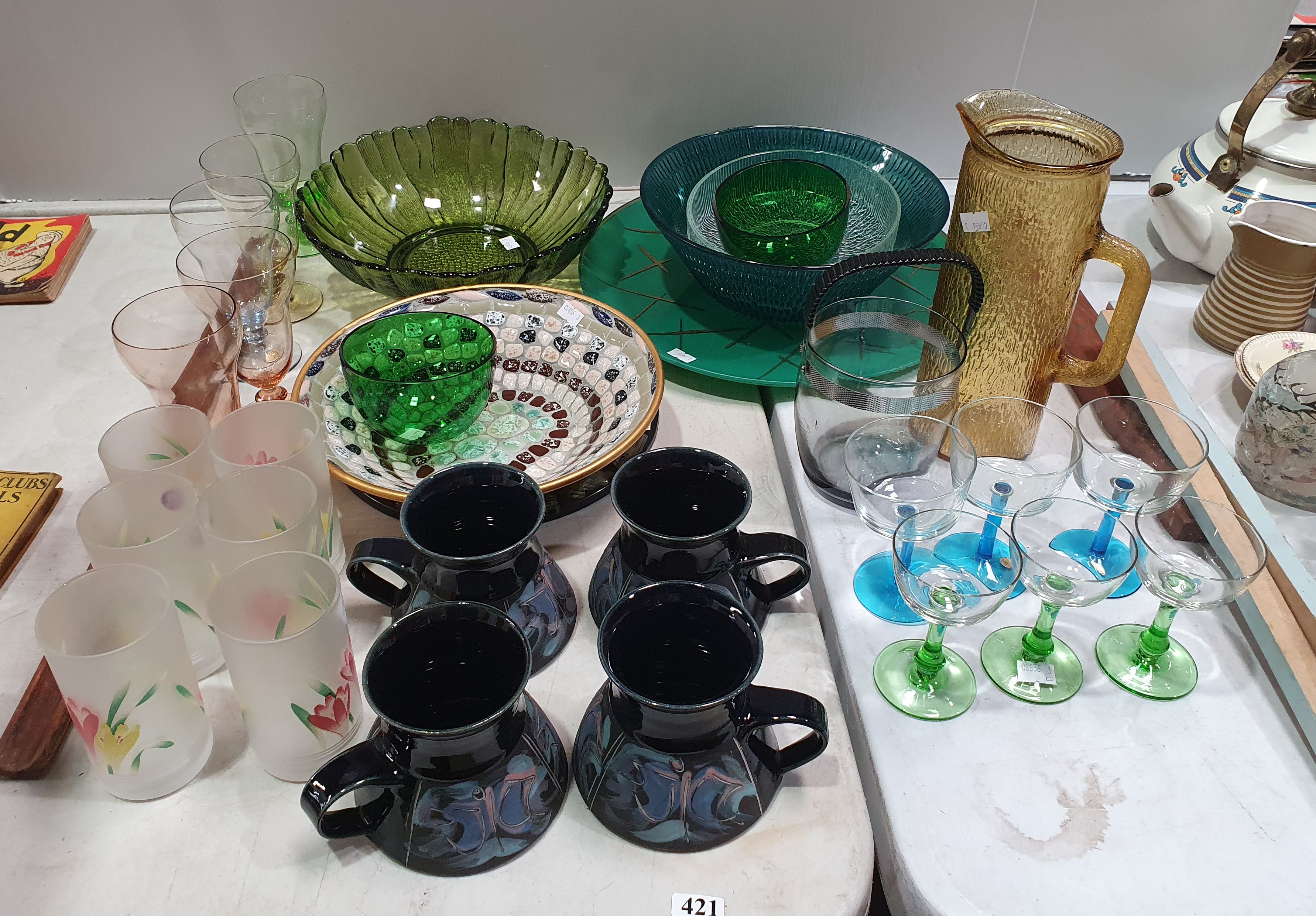 421 · A GROUP OF VARIOUS RETRO AND VINTAGE HOMEWARES